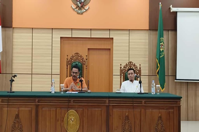 Ketua Pengadilan Tata Usaha Negara Pekanbaru dan Ketua Komisioner Komisi Informasi Provinsi Riau. Foto : Dokumentasi PTUN Pekanbaru
