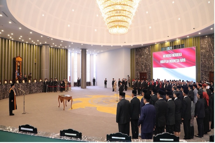 Pengucapan Sumpah jabatan Juda Agung sebagai anggota Dewan Komisioner OJK. Foto : Dokumentasi Humas MA