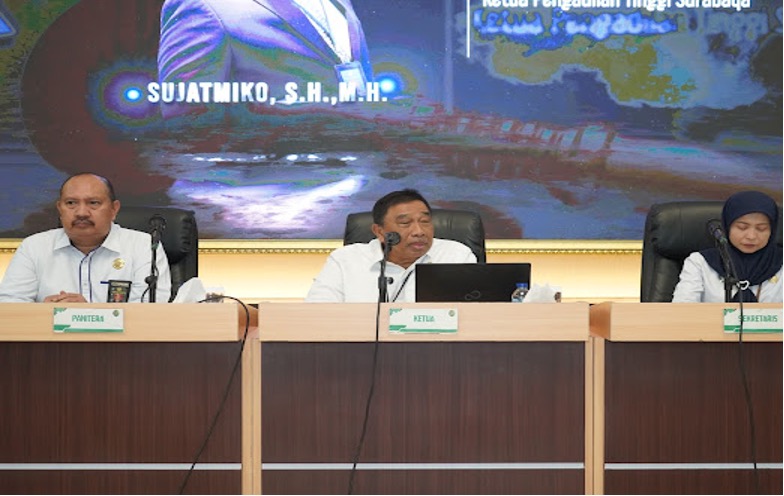 KPT Surabaya memberikan pengarhaan dan pembinaan kepada Pengadilan Negeri. Foto ; Humas PT Surabaya