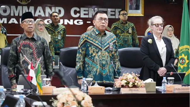 Justice Suzanne Christie dari Australia saat berdialog dengan Ditjen bagilag MA. Foto : Dokumentasi Badilag MA