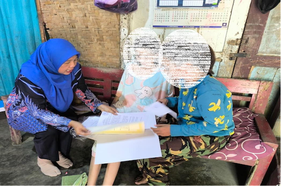 Suasana kegiatan penyerahan produk sebagai bentuk kepedulian terhadap kaum rentan. Foto ; Dokumentasi PA Kebumen