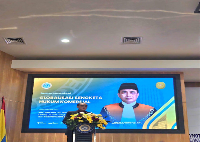 Ketua MA RI memberikan Keynote Speaker Seminar Internasional FH Unair. Foto : Humas Pengadilan Tinggi Surabaya