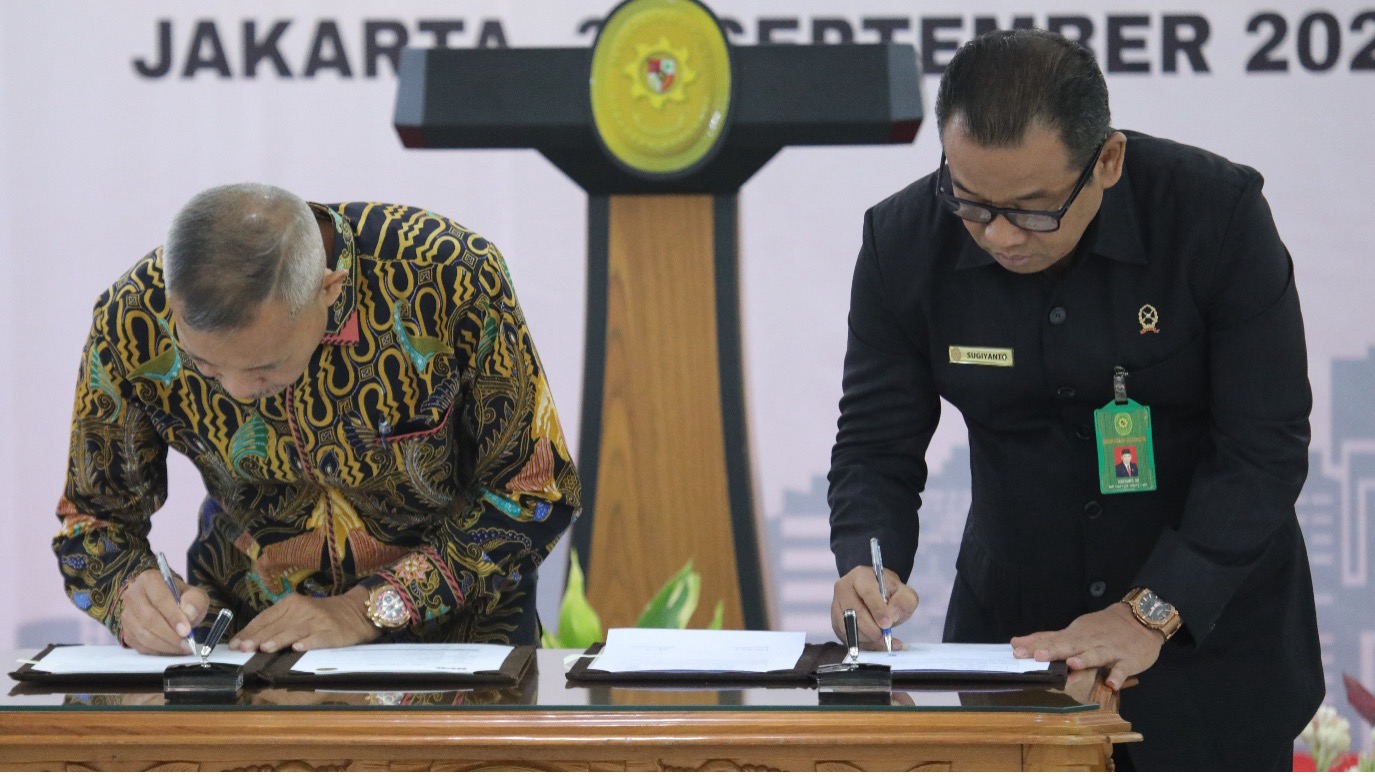 Penandatanganan berita acara penyeragan aset rampasan hasil korupsi dari KPK ke MA. Foto ; Humas MA