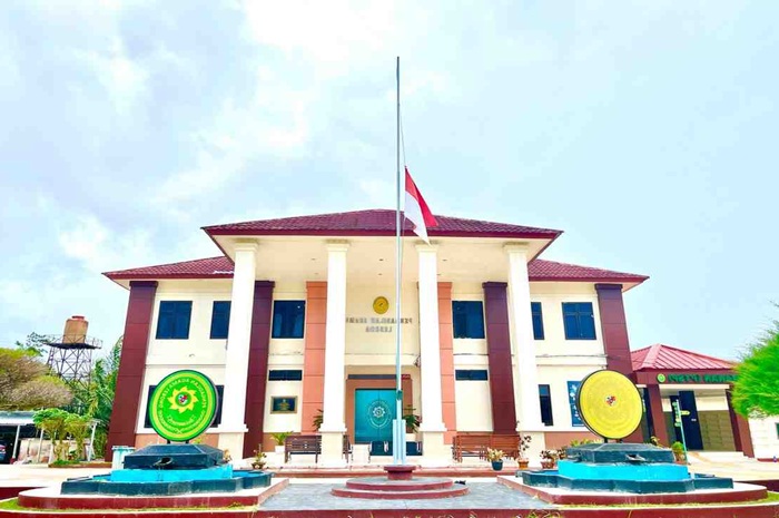 Suasana pengibaran bendera merah putih setengah tiang  di Pengadilan Agama Lebong. Foto. Dokumentasi PA Lebong