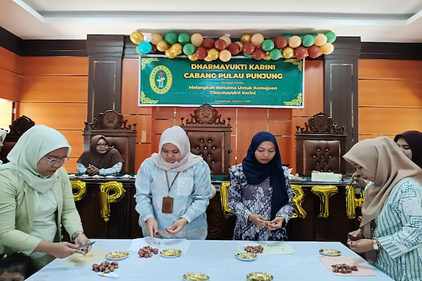 Lomba memotong dan mengiriis bawang di PN Pulau Punjung memperingati HUT ke-23 DYK. Foto : Dokumentasi PN Pulau Punjung