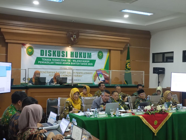 Hakim Tinggi PTA Banten Drs. H. Zulkifli Siregar, S.H., M.H., sedang menyampaikan materi diskusi hukum. Foto : PA Pandeglang