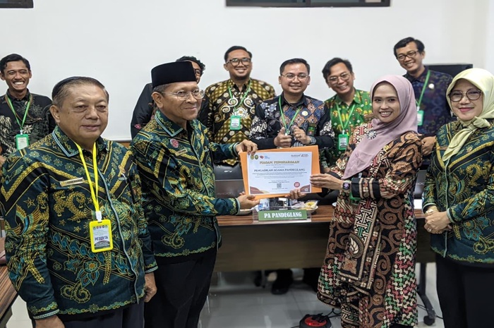 Wakil Ketua PA Pandeglang bersama Para Hakim dan Panitera, menerima piagam penghargaan dari Ketua PTA Banten. Dok. PA Cilegon
