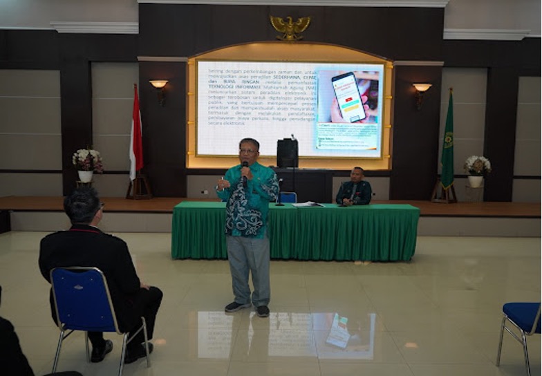 Jubir PT Surabaya berikan sosialisasi e-court kepada Advokat yang baru disumpah. dok. Dokumentasi PT Surabaya