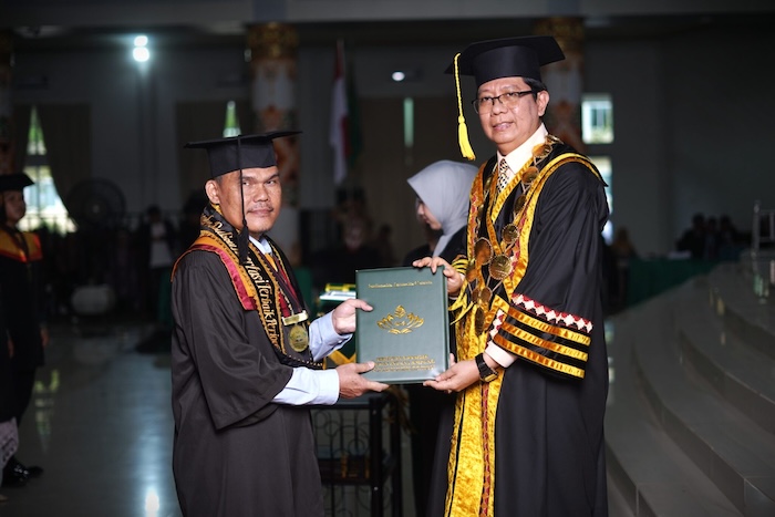 Supron Ridisno, penyandang disabilitas yang meraih gelar Doktor. Foto ; radeninten.ac.id