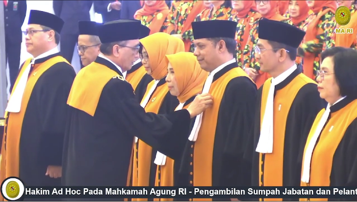 Dr. H. Hari Sugiharto, S.H., M.H. resmi dilantik sebagai Hakim Agung Kamar Tata Usaha Negara. Foto : Tangkapan layat Youtube MA