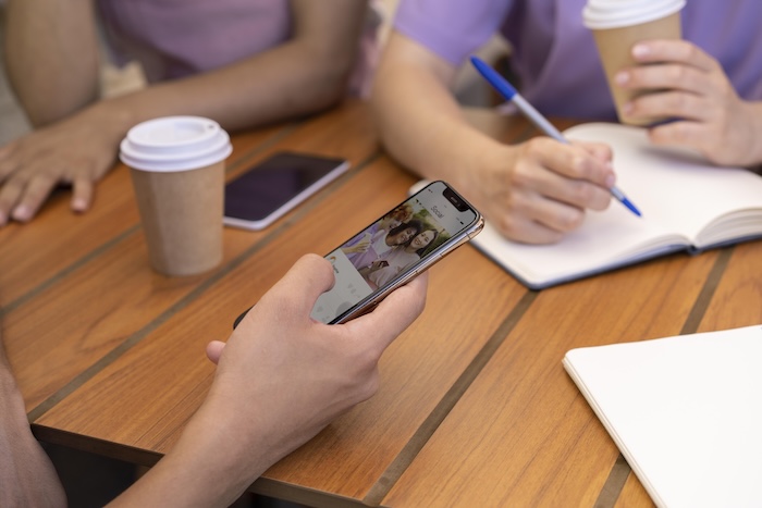 Ilustrasi menonton media sosial. Foto : Freepik