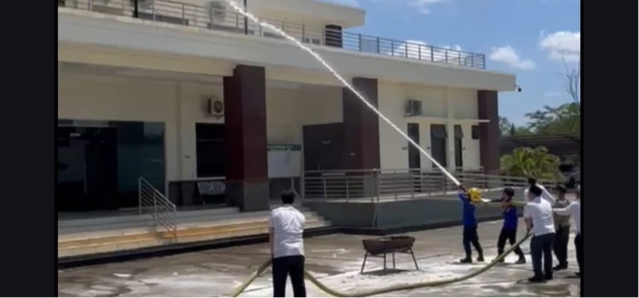 PN Suka Makmue Latih Pegawai Hadapi Bencana: Simulasi Kebakaran dan Gempa Gunakan APAR dan Karung Basah
