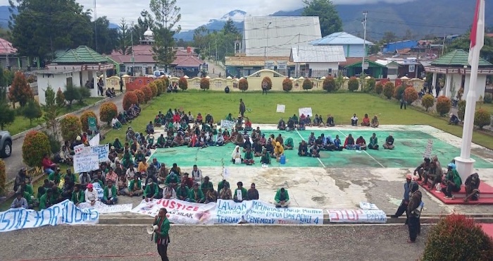 Aksi damai warga di depan PN Wamena.Foto : Dokumentasi PN Wamena