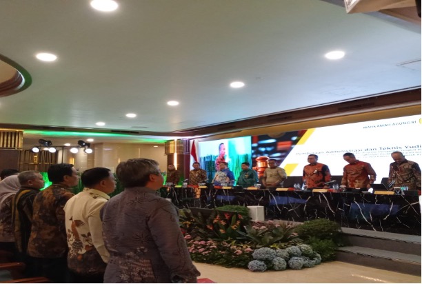 Sekretaris MA memberikan pemaparan dalam pembinaan panitera pengadila. Foto : Dokumentasi Biro Hukum dan Humas MA