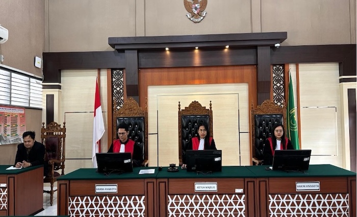 Majelis Hakim yang diketuai Yessika Florencia membacakan putusan selanya di ruang sidang. Foto : Dokumentasi PN Tanjung Jabung Timur