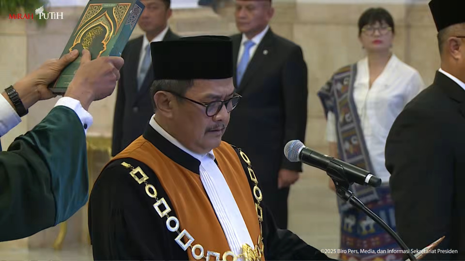 Pelantikan Wakil Ketua Mahkamah Agung Bidang Non Yudisial Dr. H. Dwiarso Budi Santiarto, S.H., M.Hum. di hadapan Presiden Prabowo.                                 Foto : tangkapan layar kanal resmi youtube Sekretariat Presiden
