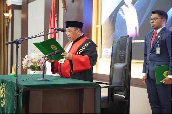 Ketua PT Surabaya melantik sejumlah Ketua PN. Foto : Dokumentasi PT Surabaya