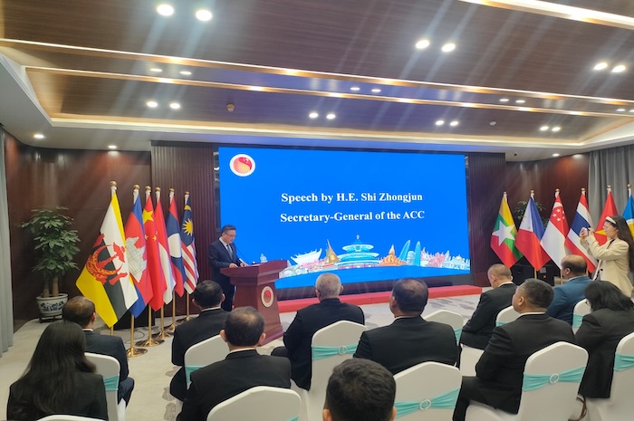 Peserta SSLN Lemhannas RI Angkatan XXVI mendengarkan paparan dari H.E. Shi Zhongjun, Secretary-General ASEAN–China Centre (ACC) di Beijing.. Foto : Dokumentasi Penulis