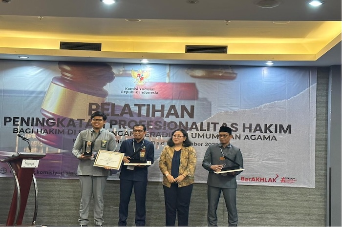 Pemberian penghargaan kepada peserta pelatihan oleh KY di Banda Aceh. Foto : Dokumentasi Pribadi