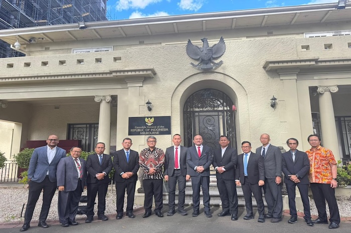 Delegasi MA RI di depan KJRI Melbourne dalam rangkaian kunjungan kerja ke Australia.. Foto : Dokumentasi Penulis