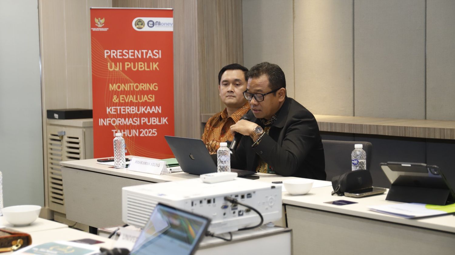 Sekretaris Mahkamah Agung RI, Sugiyanto, S.H., M.H. sedang menyampaikan paparan Kebijakan Informasi Publik MA RI. Foto : Dokumentasi Biro Hukum dan Humas MA RI