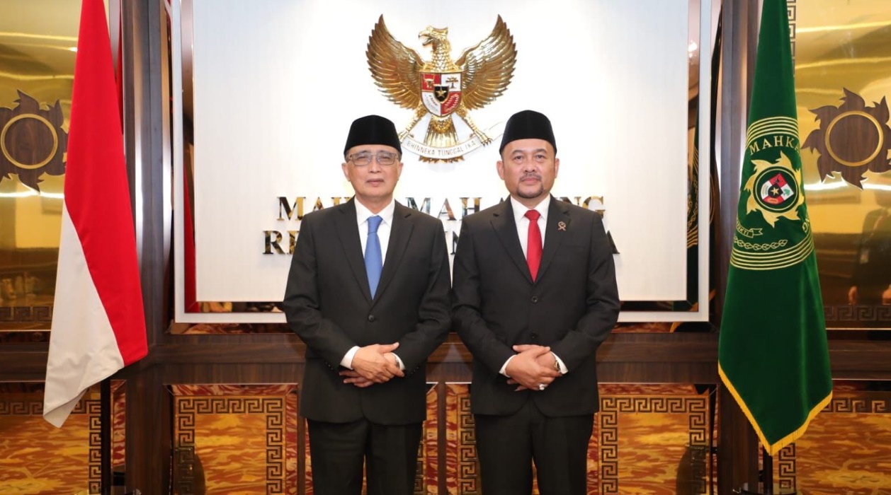 Sobandi (kanan), bersama Ketua Mahkamah Agung Republik Indonesia, Prof. Sunarto (kiri), seusai pelantikan Rabu 30 Juli 2025. Foto : Dokumentasi MA RI
