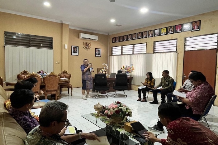 Ketua PN Bitung menggelar rapat capaian kinerja hakim. Foto : Dokumentasi PN Bitung
