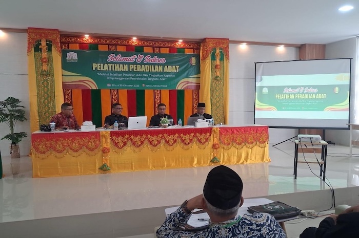 Ketua Pengadilan Negeri Lhokseumawe bersama dengan Narasumber dalam Acara Pelatihan Peradilan Adat.. Foto : PN Lhokseumawe