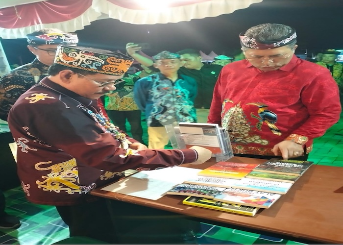 Wagub Kaltara Ingkong Ala, S.E.,M.Si melakukan kunjungan ke stand pameran PT Kaltara di Benuanta Fest 2K25. Foto : Dokumentasi Kaltara