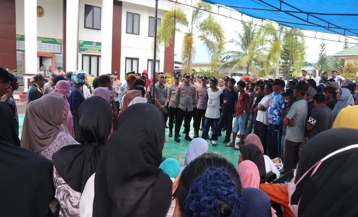 Massa aksi mengawal persidangan di PN Pasarwajo. Foto : Dokumentasi PN Pasarwajo