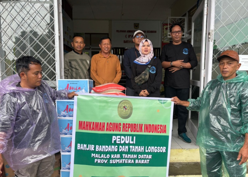 PN Batusangkar menjadi Perwakilan MA saat Penyerahan Bantuan Kepada Korban Banjir. Foto : Dokumentasi PN Batusangkar