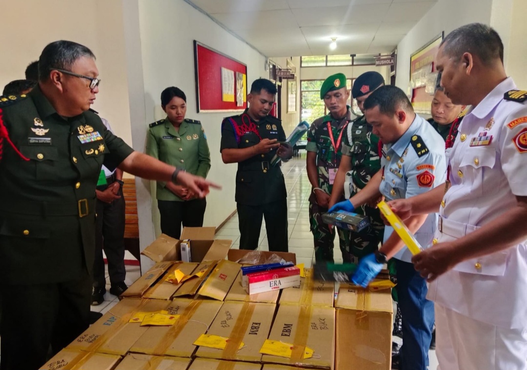 Pengadilan Militer I-05 Pontianak melakukan Pemeriksaan Rokok Ilegal | Foto : Dokumentasi PM I-05 Pontianak