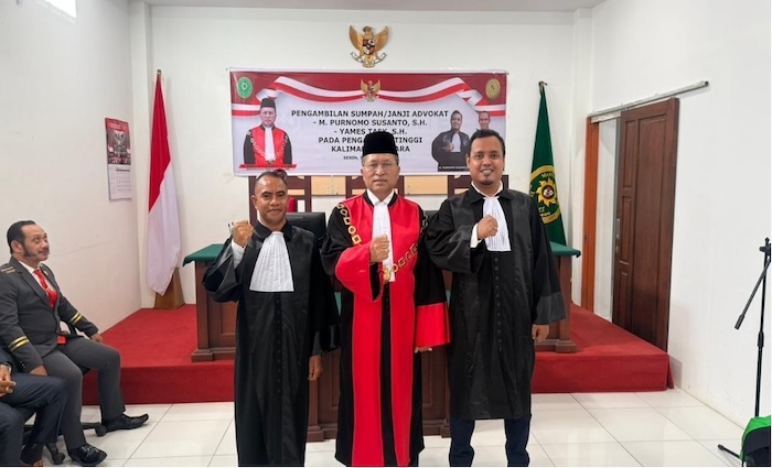 Ketua PT Kaltara melantik dua advokat baru. Foto : Dokumentasi PT Kaltara