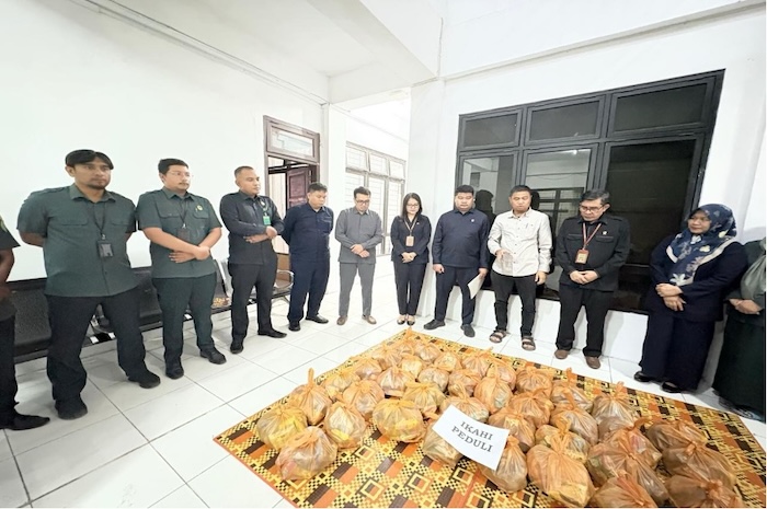 Penyaluran bantuan dari IKAHI Lhokseumawe terhadap aparat pengadian yang terdampak bencana. Foto : IKAHi Lhokseumawe