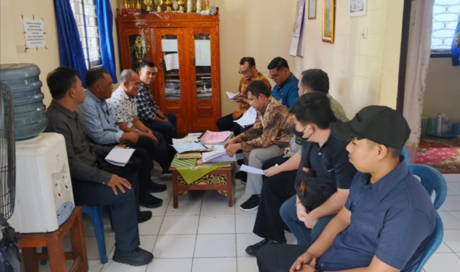 Majelis Hakim PN Kayu Agung Gelar Pemeriksaan Surat di Kantor Desa