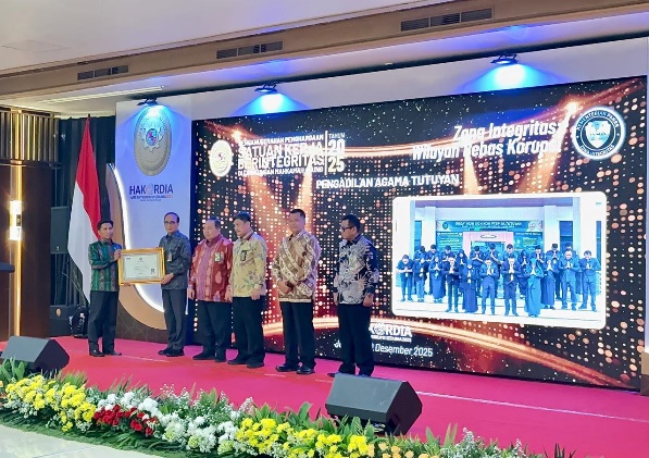 Ketua PA Tutuyan Terima Langsung Piagam WBK Dari Ketua Mahkamah Agung RI