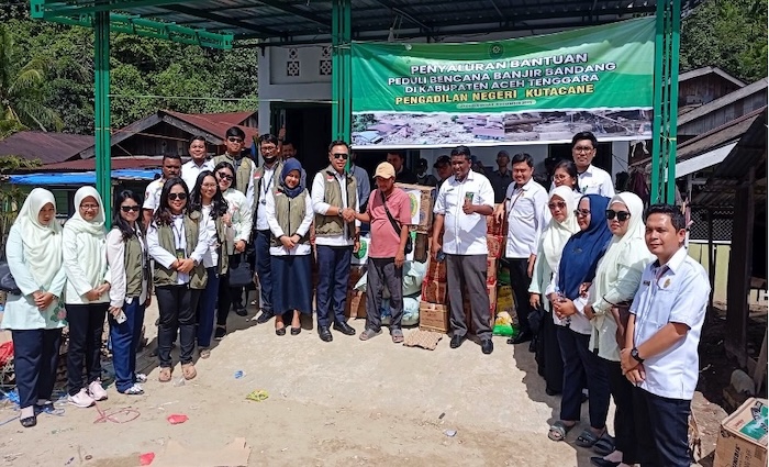 Lewati Perkebunan dan Seberangi Sungai, PN Kutacane dan Dharmayukti Karini Cabang Kutacane Salurkan Bantuan untuk Korban Bencana