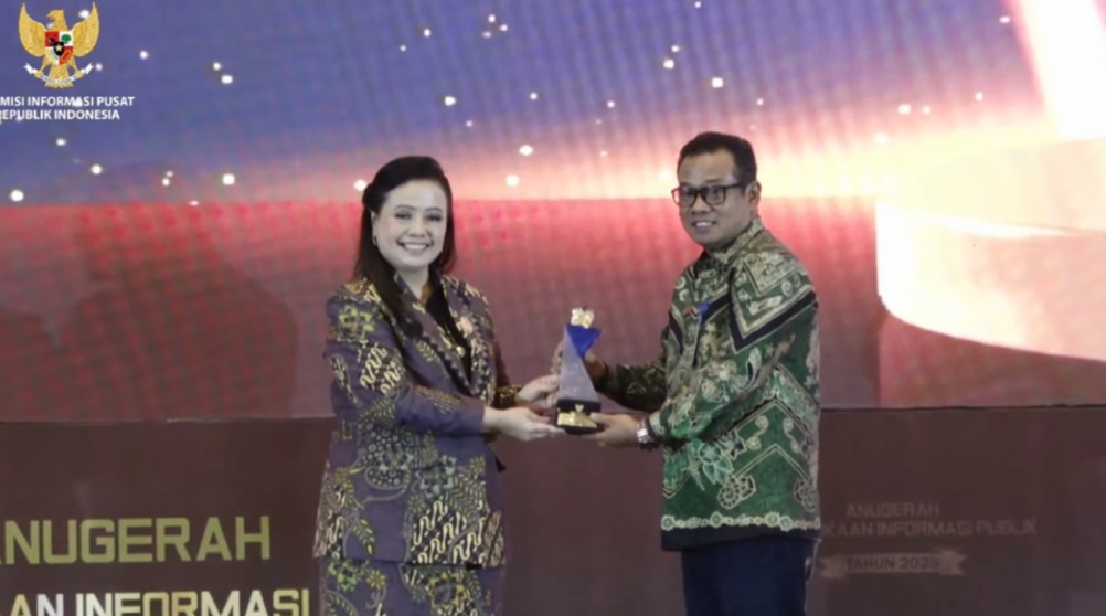 Sekretaris Mahkamah Agung Menerima Penghargaan Keterbukaan Informasi Publik | Foto : Dokumentasi Komisi Informasi Pusat RI