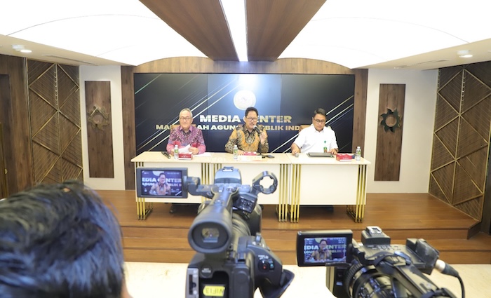 Prof Yanto (tengah). Foto : dokumentasi: Humas MA