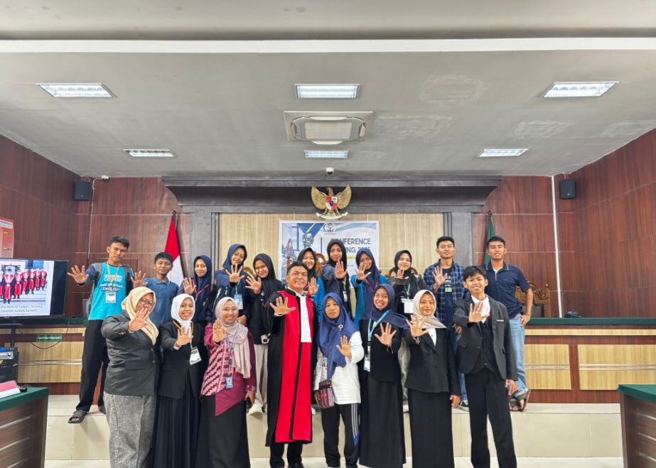 PN Wangi-Wangi Gelar 'English Day': Kenalkan Profesi Hakim Sambil Perangi Kenakalan Remaja