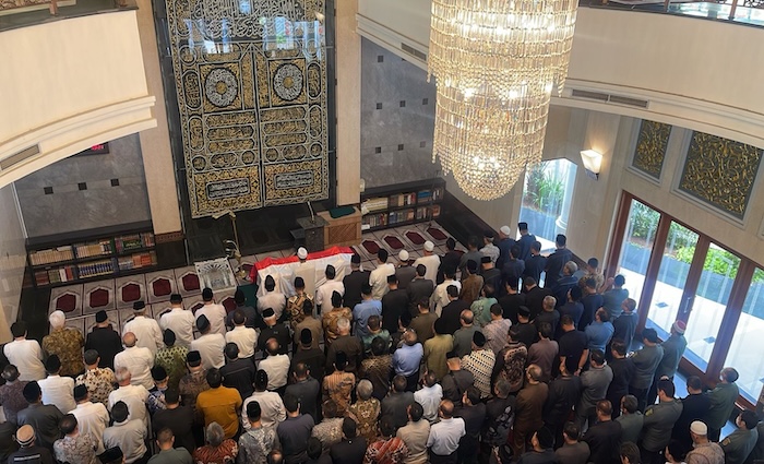 Jenazah Hakim Agung Prof. Haswandi dishalatkan di Masjid Al Mahkamah. Foto : Dokumentasi Humas MA