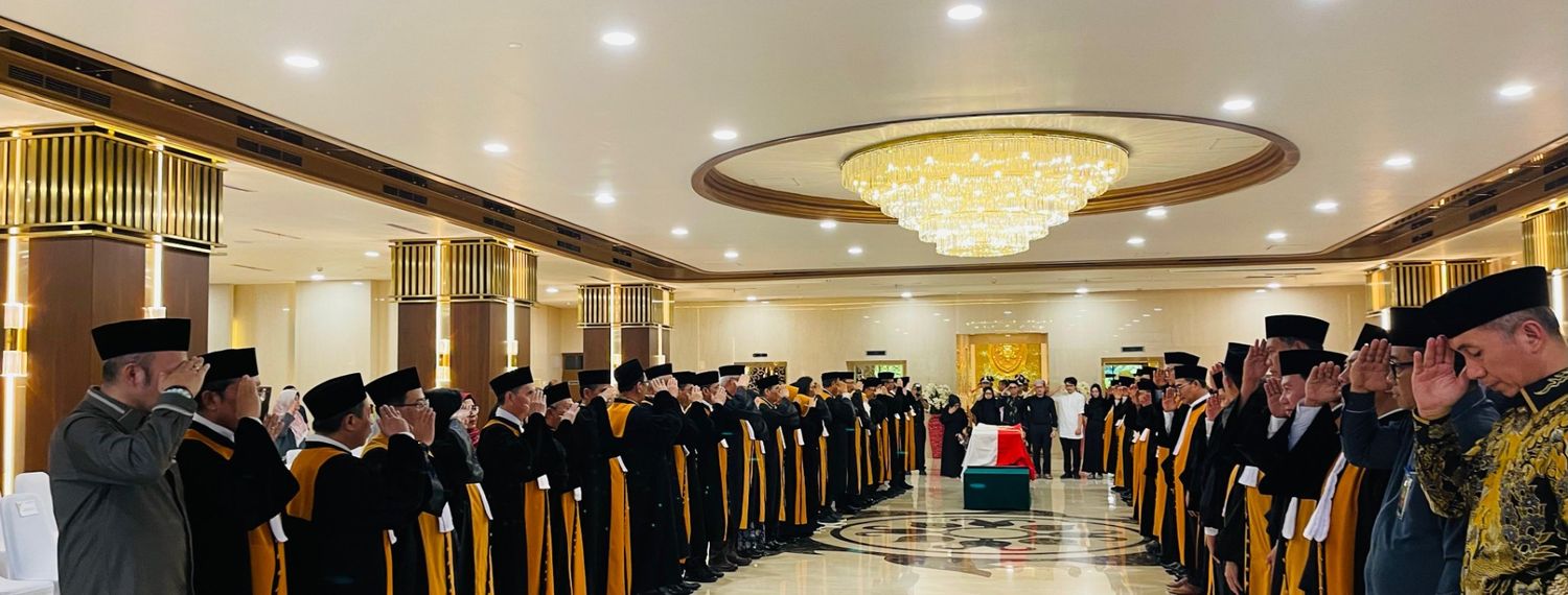 Suasana upacara penghormatan terakhir bagi almarhum Prof. Haswandi | Foto : Dokumentasi Biro Hukum dan Humas
