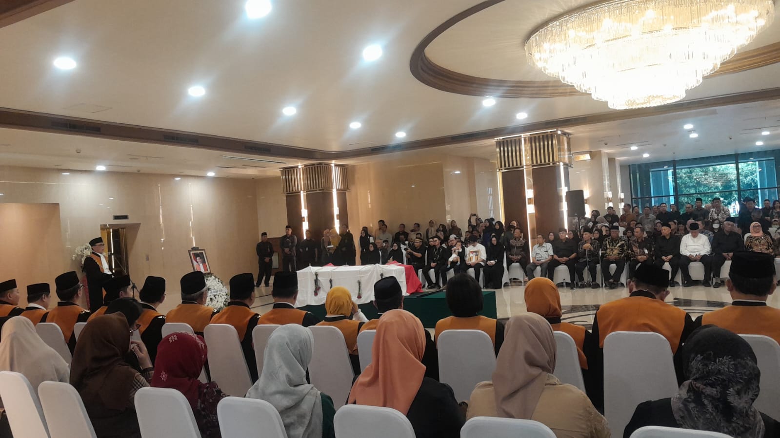 Suasana Balairung ketika Ketua Mahkamah Agung Memberikan Penghormatan Terakhir Untuk Hakim Agung Prof. Dr. H. Haswandi, S.H., S.E., M.Hum., M.M., | Foto : Dokumentasi Biro Hukum dan Humas