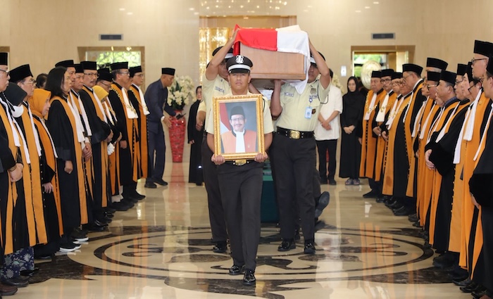 Jenazah mendiang Prof. Haswandi saat tiba di kompleks Mahkamah Agung. Foto : Dokumentasi Humas MA