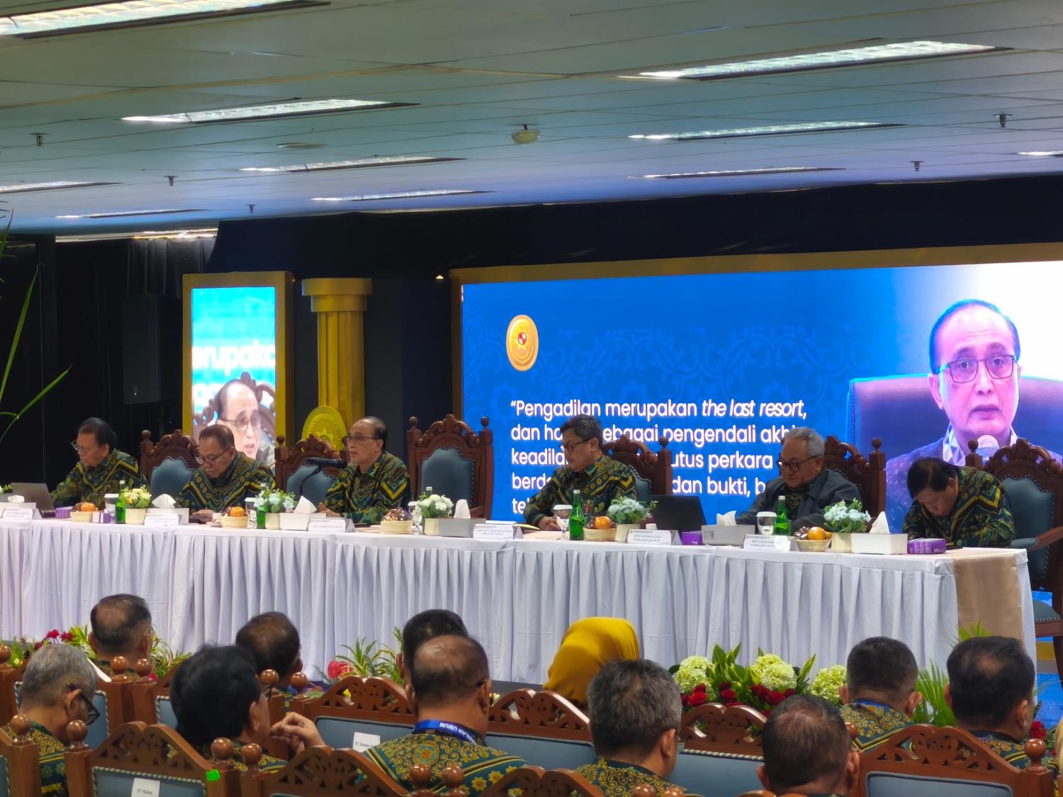 Ketua MA ketika memberikan Saran Kepada Pengadilan agar Menampilkan Pesan Anti-Gratifikasi | Foto : Dokumentasi Penulis