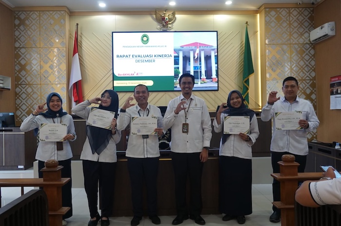 Pemberian penghargaan kepada hakim dan aparatur peradilan PN Karawang. Foto : Dokumentasi PN Karawang