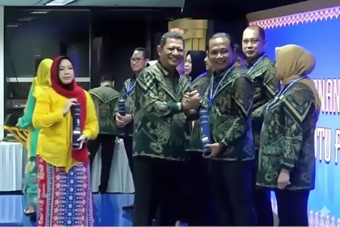 Direktur Jenderal Badan Peradilan Umum MA Bambang Myanto menyerahkan penghargaan Pelayanan Terpadu Satu Pintu (PTSP) Tahun 2025 kepada Ketua PN Banjarbaru Agus Safuan Amijaya. Foto : Dokumentasi Istimewa