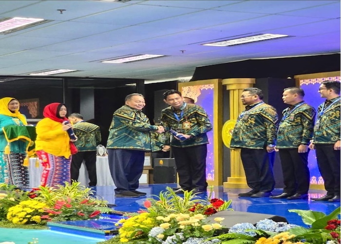 Ketua PN Kepanjen menerima penghargaan role model terbaik. Foto : Dokumentasi PN Kepanjen