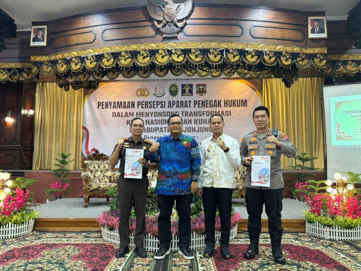 Ketua PN Muaro Serahkan Kompilasi Materi Pemberlakuan KUHP dan KUHAP | Dokumentasi: PN Muaro