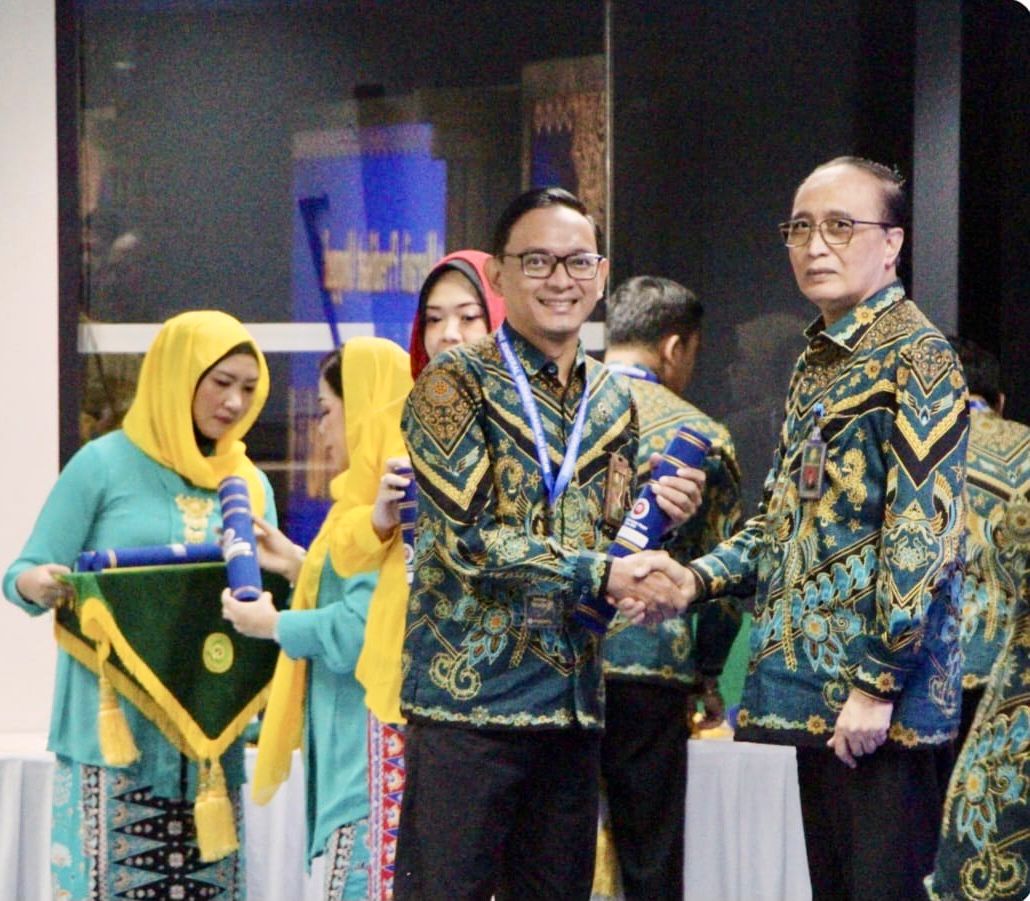 Momen jabat tangan antara Yang Mulia Ketua Mahkamah Agung Republik Indonesia dengan Ketua PN Tamiang Layang | Foto : Dokumentasi PN Tamiang Layang